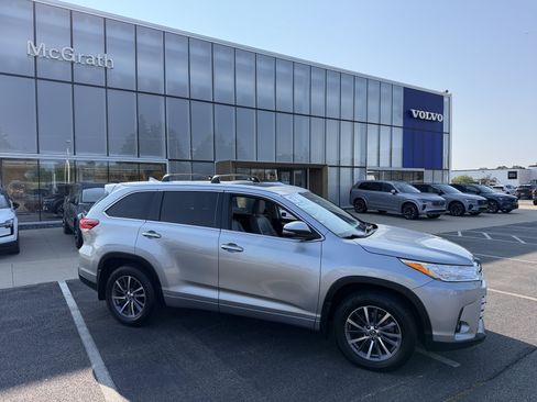 Used 2017 Toyota Highlander XLE AWD/4WD image 3