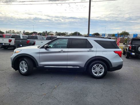 Certified 2022 Ford Explorer XLT image 2