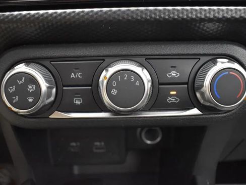 Used 2023 Nissan Kicks SV image 33