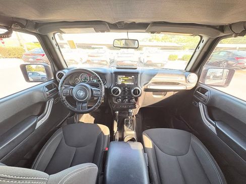 Used 2016 Jeep Wrangler Unlimited Sahara w/ Connectivity Group AWD/4WD image 27