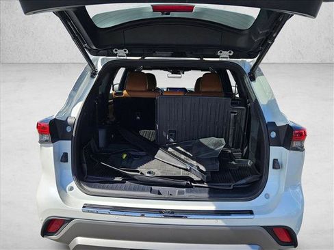 Used 2023 Toyota Highlander Platinum image 6