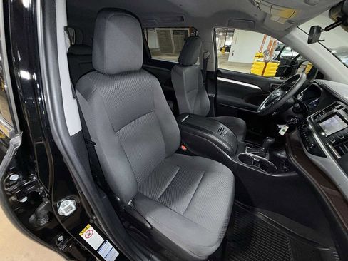 Used 2019 Toyota Highlander LE AWD/4WD image 16