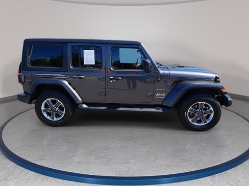 Used 2018 Jeep Wrangler Unlimited Sahara w/ Dual Top Group AWD/4WD image 4