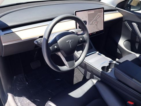 Used 2021 Tesla Model Y Long Range AWD/4WD image 4