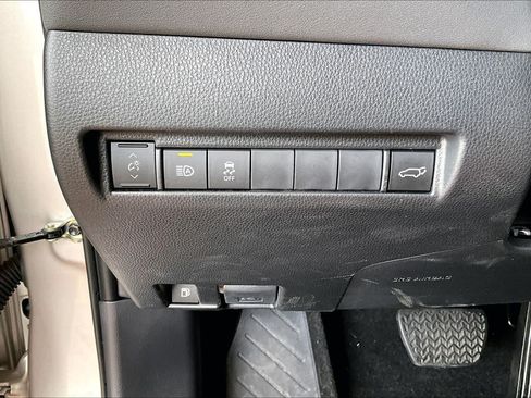 Used 2024 Toyota Venza LE AWD/4WD image 33