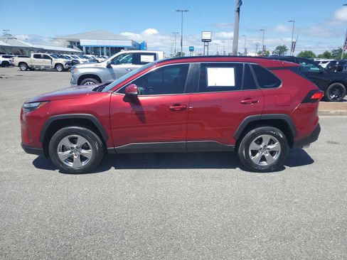 Used 2022 Toyota RAV4 XLE w/ Convenience Package FWD image 2