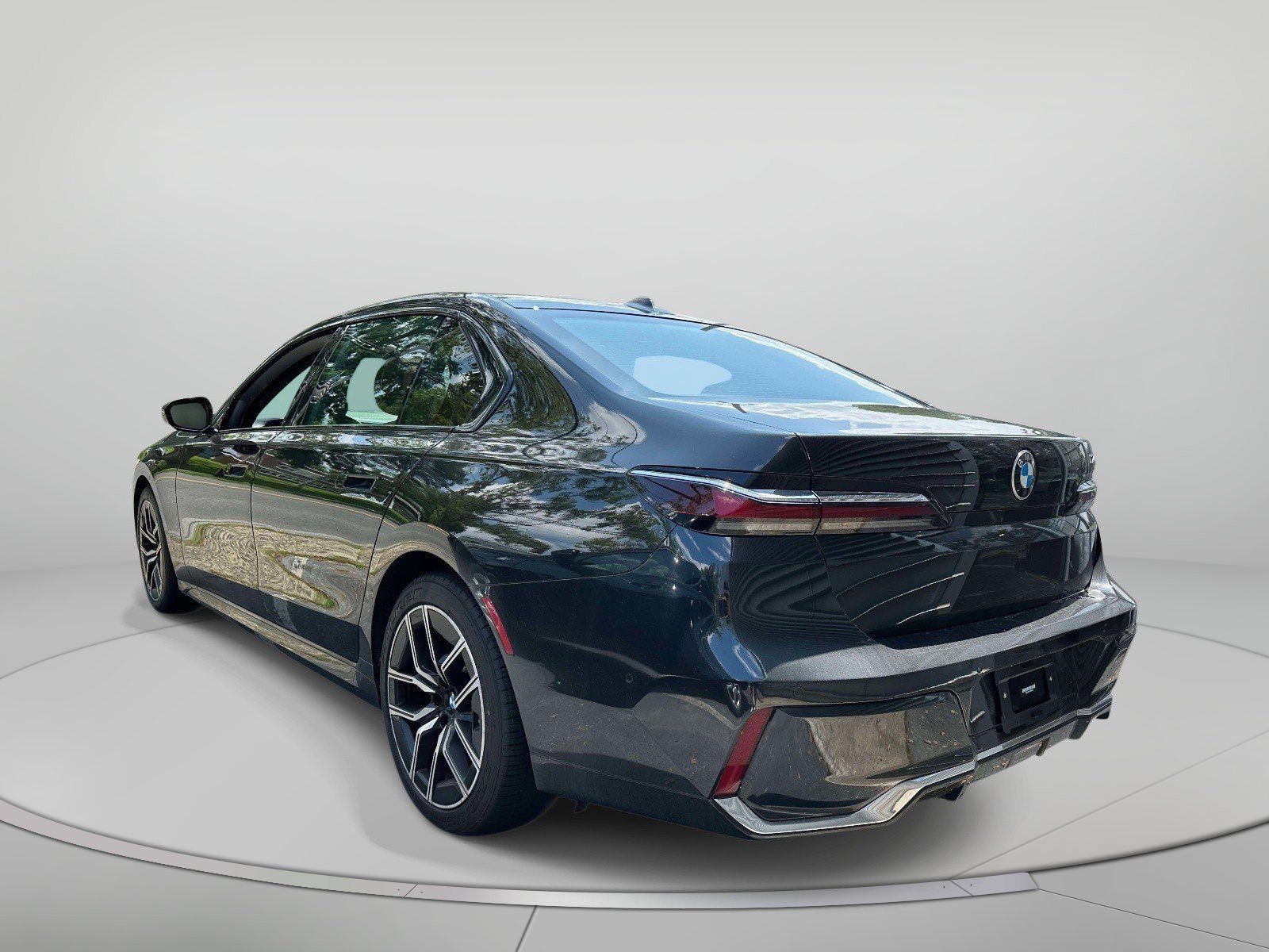 Used 2023 BMW 740i w/ Parking Assistance Package RWD image 2