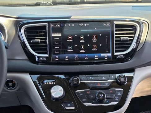Used 2024 Chrysler Pacifica Touring-L FWD image 25