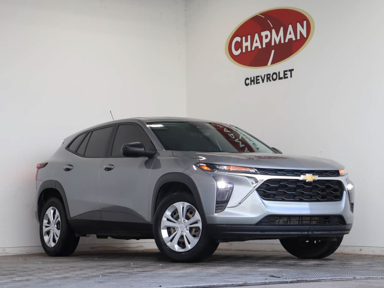 Used 2025 Chevrolet Trax LS FWD image 1