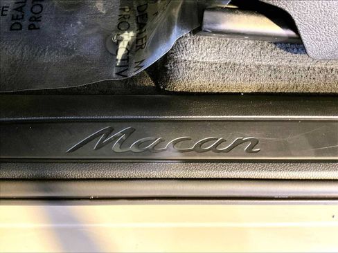 Certified 2023 Porsche Macan AWD/4WD image 19