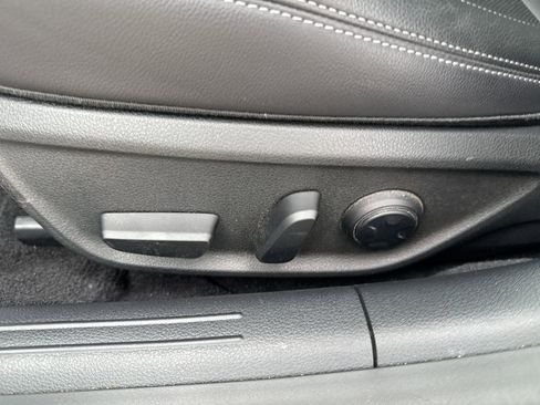 Used 2025 Genesis G70 2.5T image 14