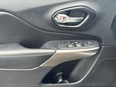 Used 2021 Jeep Cherokee Latitude Lux FWD image 8
