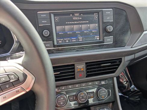 Used 2022 Volkswagen Jetta SE image 13