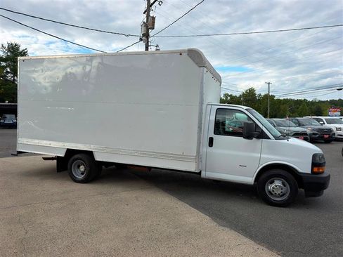 Used 2018 Chevrolet Express 3500 Extended w/ Driver Convenience Package RWD image 3