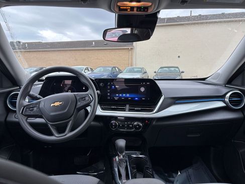 Used 2025 Chevrolet Trax LT image 33