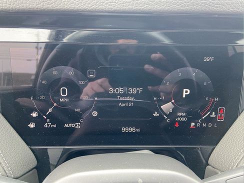 Used 2025 GMC Yukon Denali AWD/4WD image 9