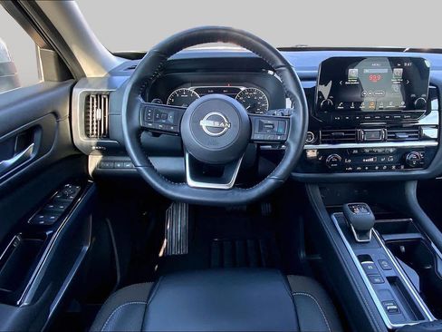 Used 2024 Nissan Pathfinder SL FWD image 6