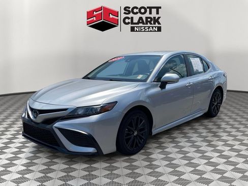 Used 2024 Toyota Camry SE FWD image 3