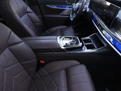 Used 2023 BMW i7 xDrive60 AWD/4WD image 13