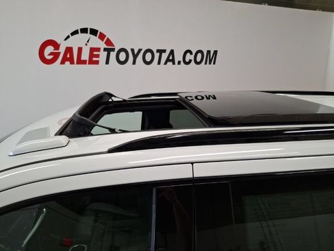 Used 2022 Chevrolet Tahoe Z71 w/ Luxury Package AWD/4WD image 8