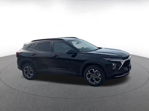 Used 2025 Chevrolet Trax LT image 2