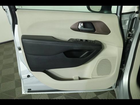 Used 2023 Chrysler Voyager LX FWD image 23