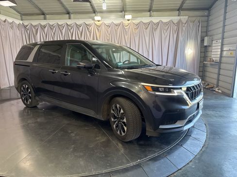 Used 2024 Kia Carnival EX image 2