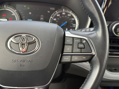 Used 2021 Toyota Highlander XLE image 26