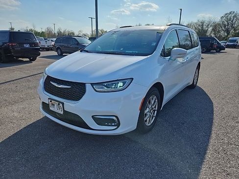 Used 2022 Chrysler Pacifica Touring-L FWD image 3