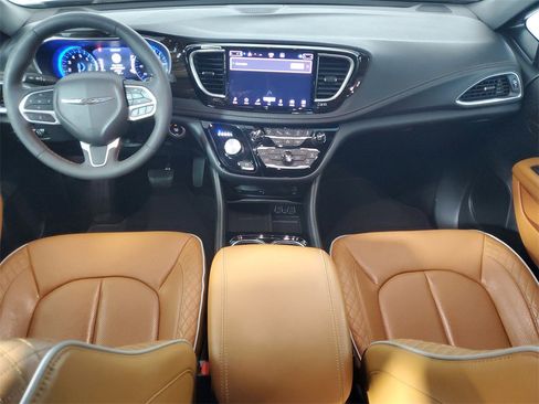 Used 2023 Chrysler Pacifica Pinnacle w/ Trailer Tow Group image 14