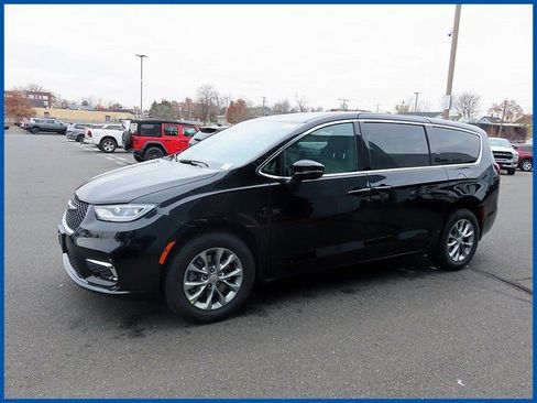 New 2026 Chrysler Pacifica Select image 2