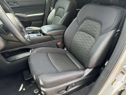 Used 2025 Nissan Pathfinder SV AWD/4WD image 34