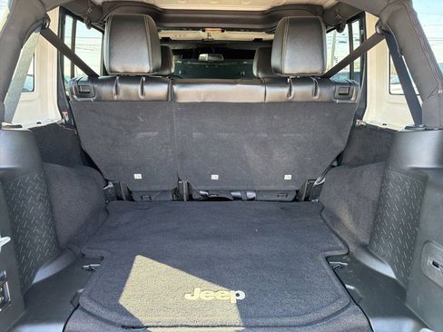 Used 2016 Jeep Wrangler Unlimited Rubicon w/ Connectivity Group image 8