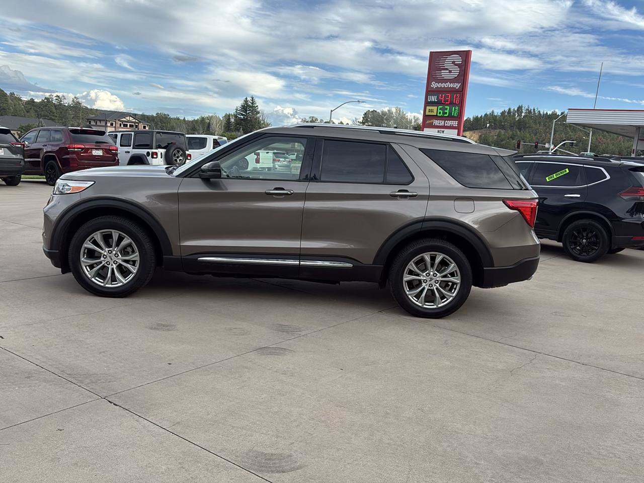 Used 2021 Ford Explorer Limited AWD/4WD image 4