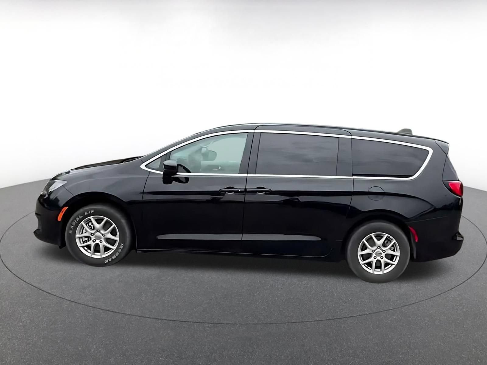 Used 2024 Chrysler Voyager LX FWD image 8
