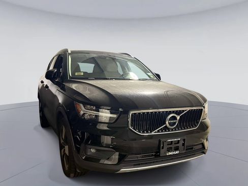Used 2021 Volvo XC40 T5 Momentum w/ Premium Package AWD/4WD image 3