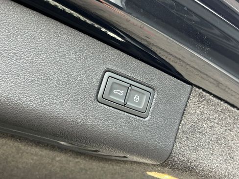 Used 2025 Bentley Bentayga image 23