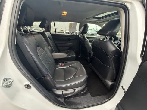 Used 2023 Toyota Highlander XLE image 25