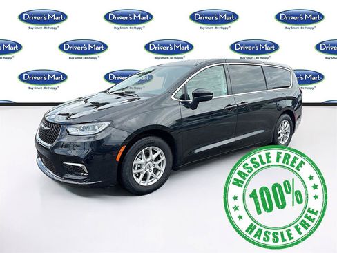 Used 2023 Chrysler Pacifica Touring-L FWD image 3