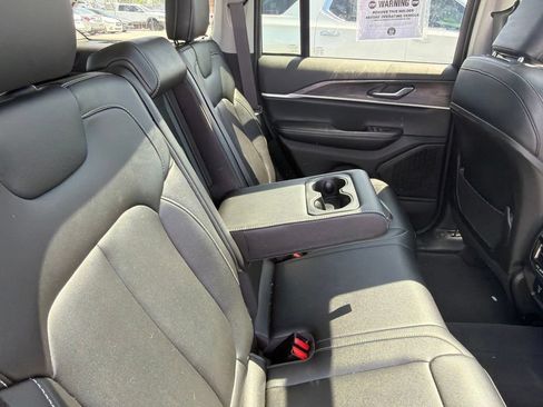 Used 2023 Jeep Grand Cherokee Limited w/ Black Appearance Package AWD/4WD image 33
