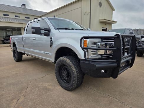 Used 2019 Ford F350 Lariat w/ Lariat Ultimate Package image 3