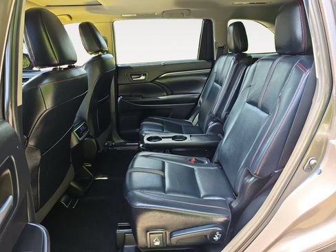 Used 2019 Toyota Highlander SE AWD/4WD image 13