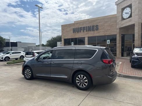 Used 2020 Chrysler Pacifica Limited w/ Advanced Safetytec Group FWD image 11