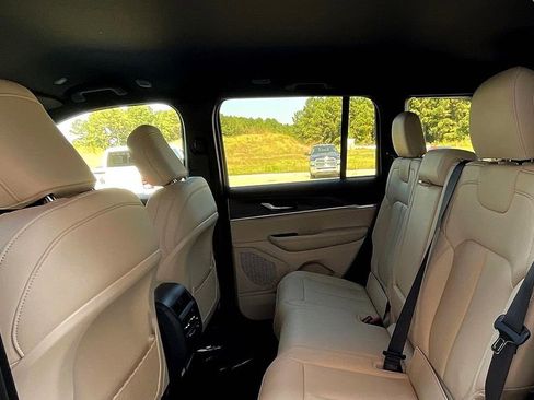 New 2025 Jeep Grand Cherokee Limited image 11