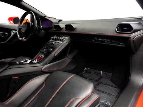Used 2016 Lamborghini Huracan LP 610-4 AWD/4WD image 2