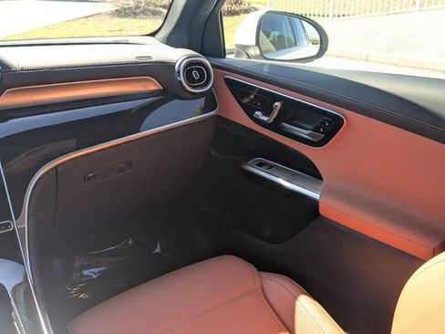 Used 2025 Mercedes-Benz GLC 350e 4MATIC image 14