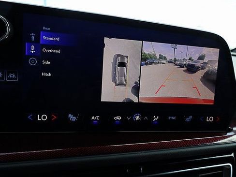 Used 2024 Chevrolet Traverse Z71 image 3