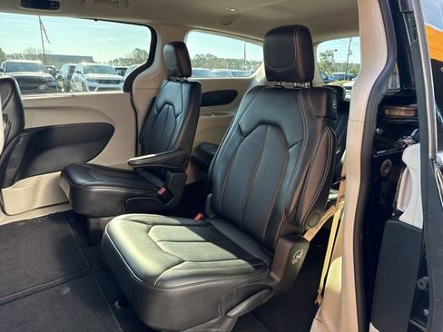 Used 2024 Chrysler Pacifica Touring-L image 22