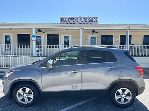 Used 2020 Chevrolet Trax LT FWD image 2