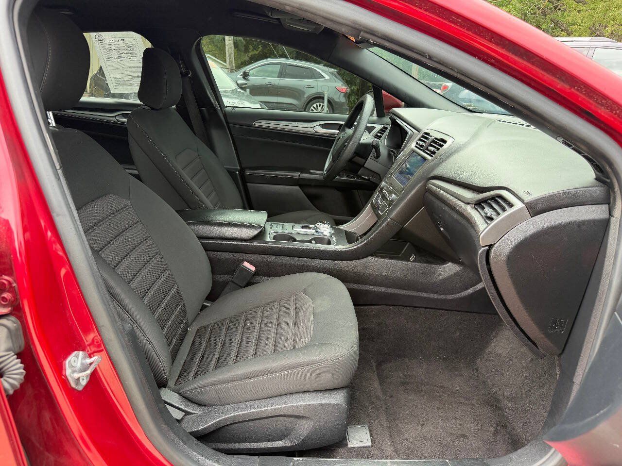 Used 2020 Ford Fusion SE FWD image 10